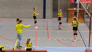 coach Inge geeft aanwijzngen NOJK