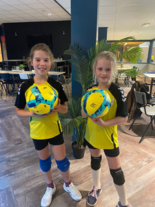 6-12-25 Amber en Rosa pupil van de week bij Dames 1